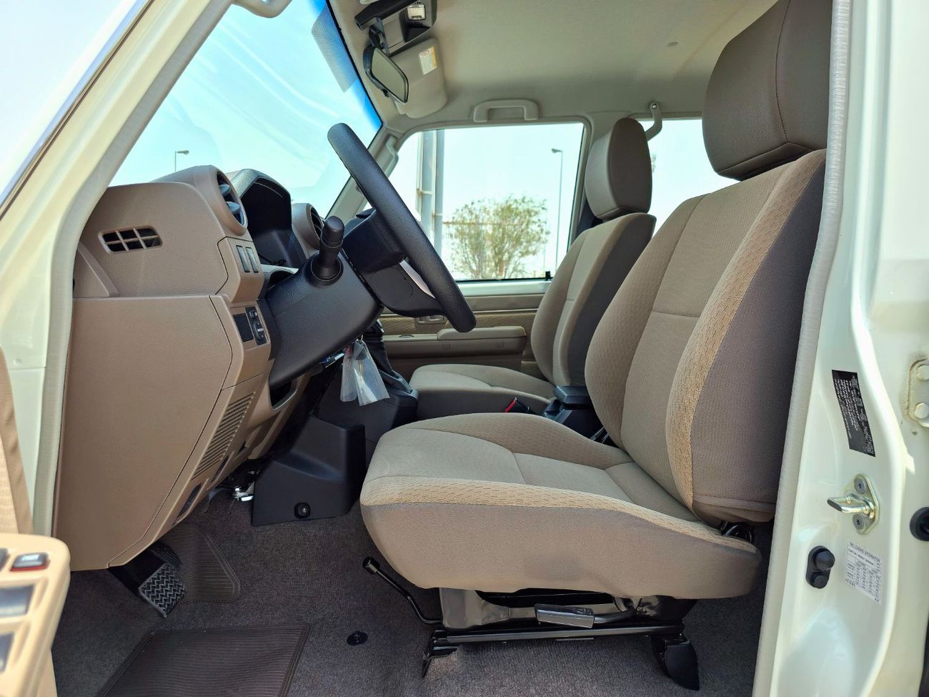 تويوتا لاند كروزر LC76 PETROL 4.0L - STD - E - DIFF LOCK - A/T - WHITE INSIDE BEIGE - 2025 - OMANI