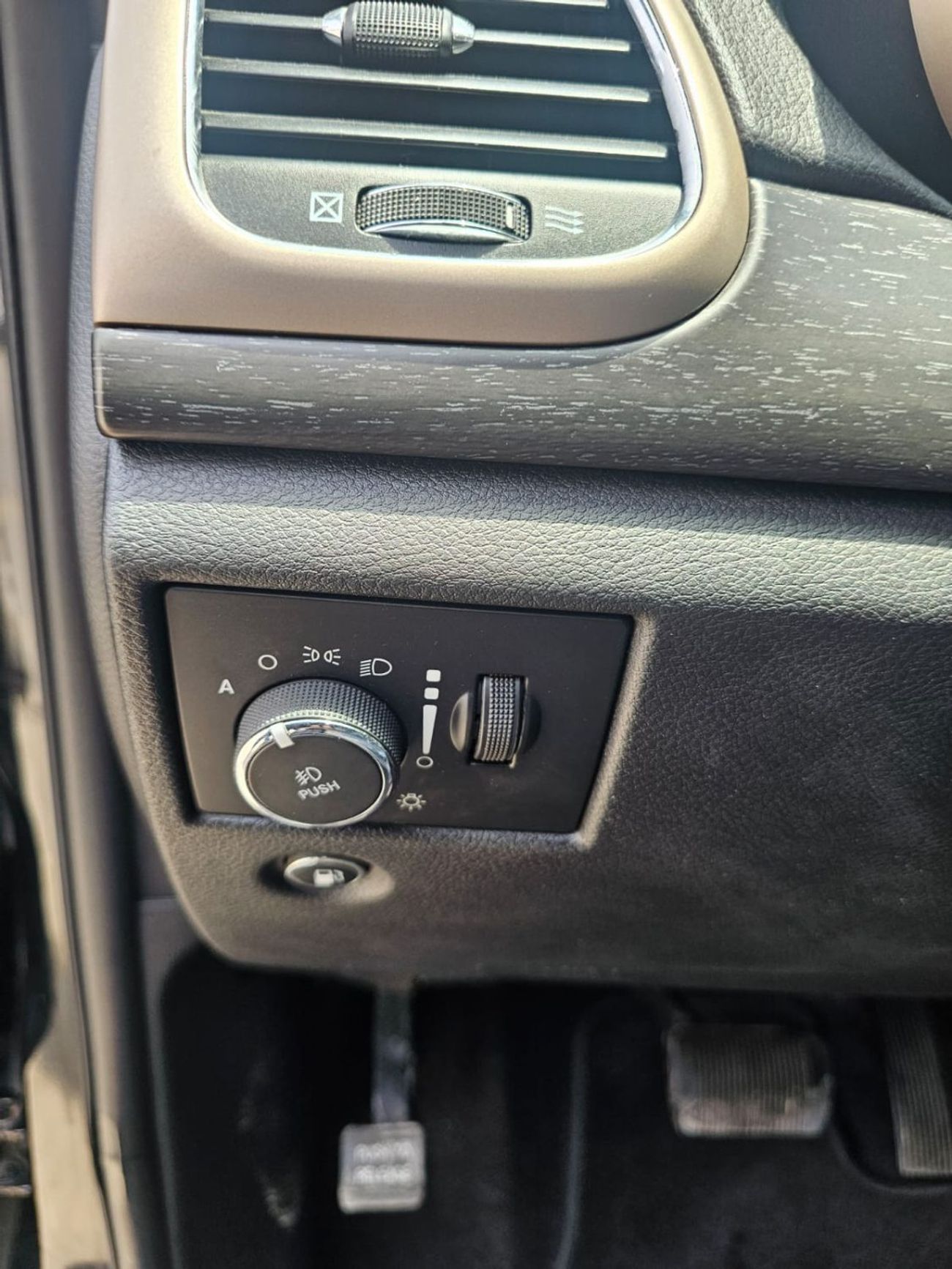 جيب جراند شيروكي Laredo 3.6L