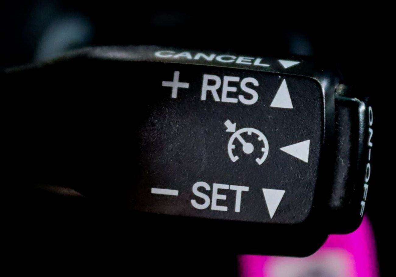 تويوتا كورولا سيارة تويوتا كورولا SE (E170) موديل 2017، سيدان بأربعة أبواب، محرك بنزين سعة 1.6 لتر، ناقل حركة أوتو