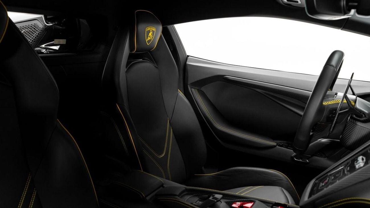 لامبورغيني ريفويلتو - 2025 - GCC Specs - Under 5-Year Warranty and Service Contract