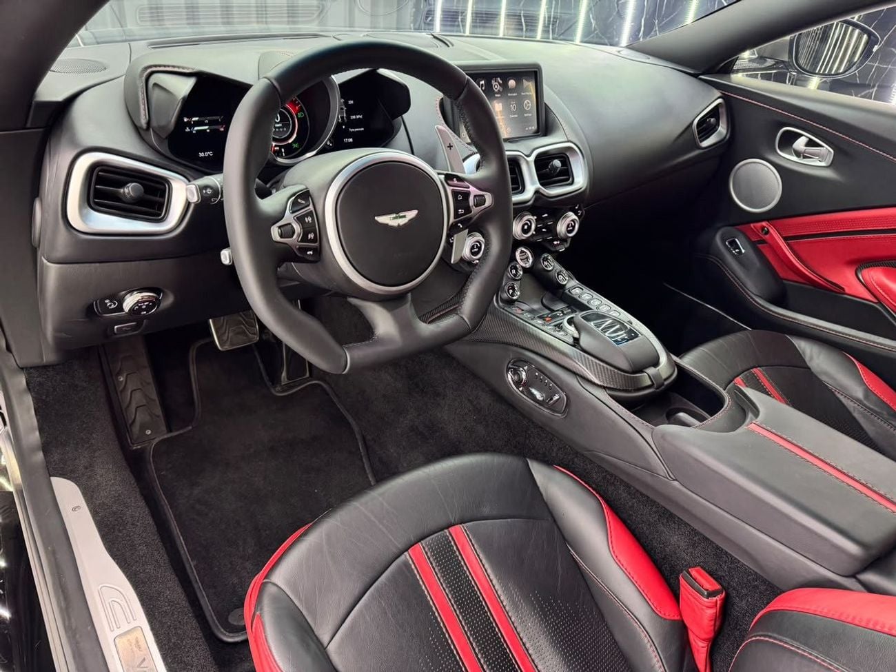 Aston Martin Vantage STD Aston Martin Vantage 2019 | Low mileage | GCC | Warranty 2028