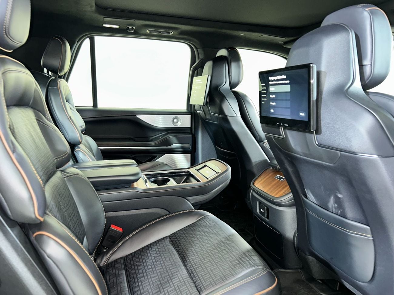 Lincoln Navigator PRESIDENTIAL N1925 / FREE INSURANCE + REGISTRATION / AL TAYER MOTORS AL QOUZ SHOWROOM