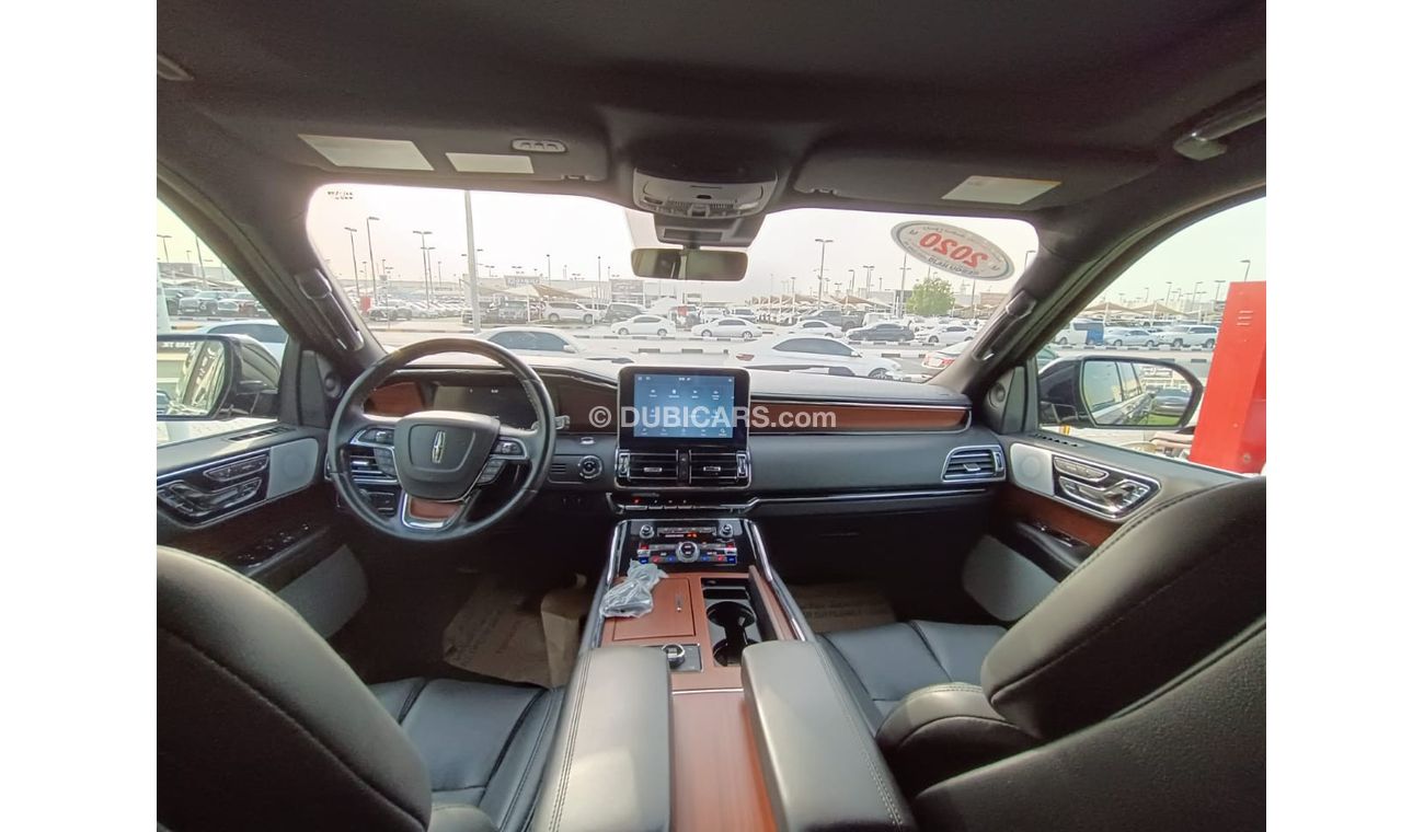 Lincoln Navigator Presidential Car in excellent condition. clean from the inside and outside!