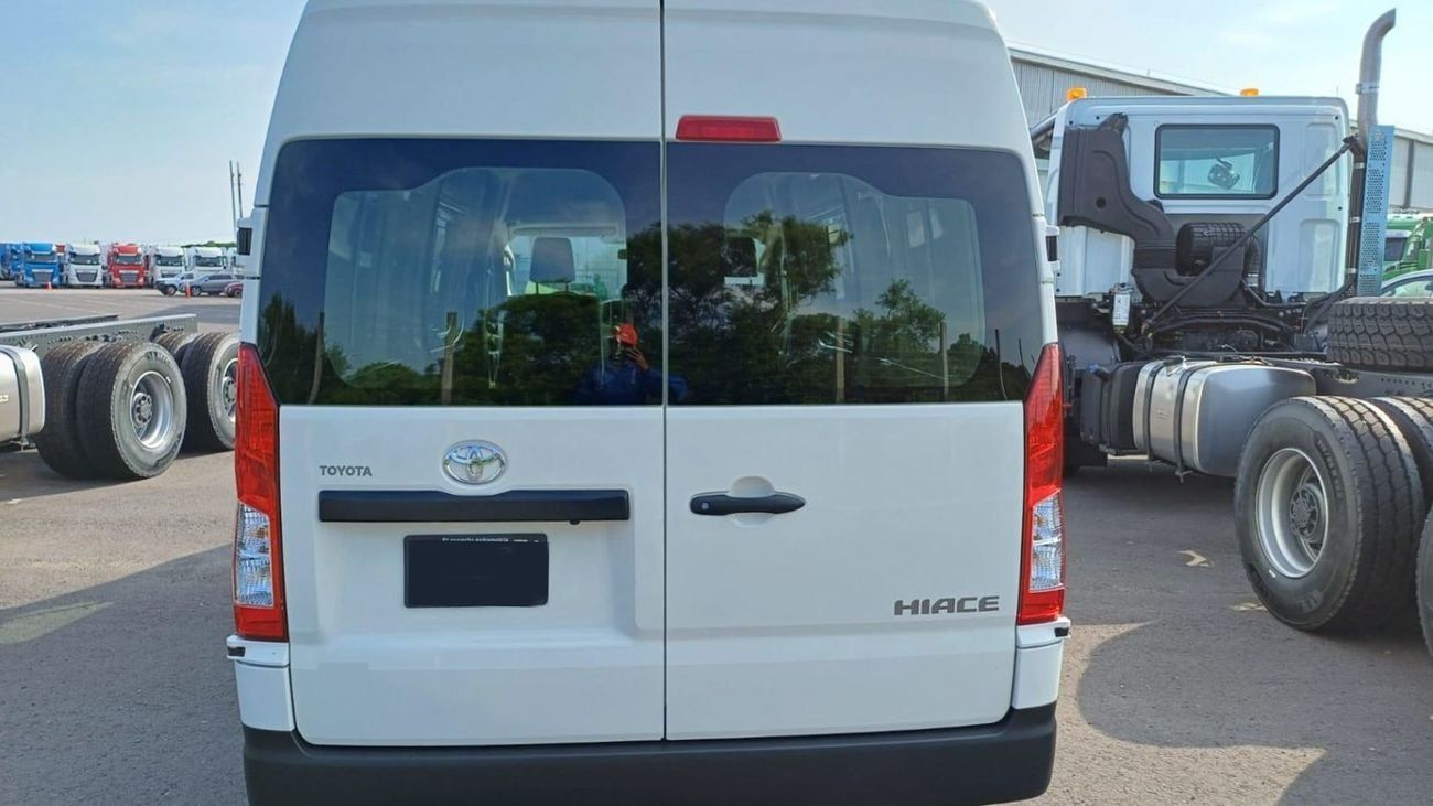 Toyota Hiace Van High Roof 2.8L (174 HP) M/T