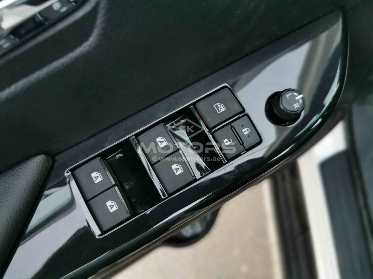 Toyota Hilux 2.8L DIESEL, 18" ALLOY RIMS, 4WD, REAR CAMERA, CONSOLE BOX (CODE # THDC01)