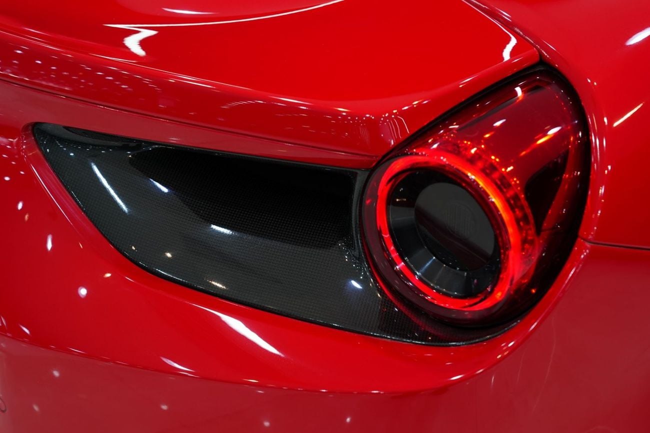 فيراري 488 سبايدر Spider Carbon Exterior/Interior, Passenger Display, GCC Specs!!