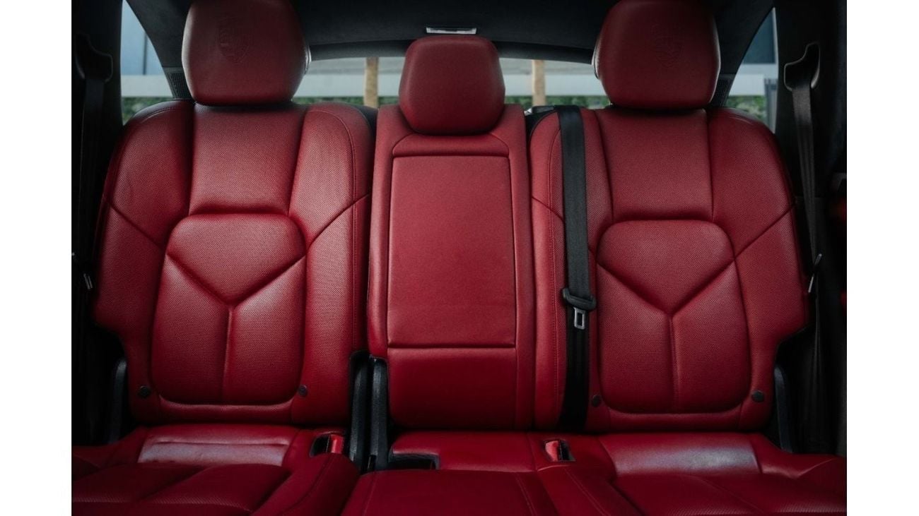 Porsche Cayenne Turbo | 4,082 P.M (3 Years)⁣ | 0% Downpayment | Agency Service History