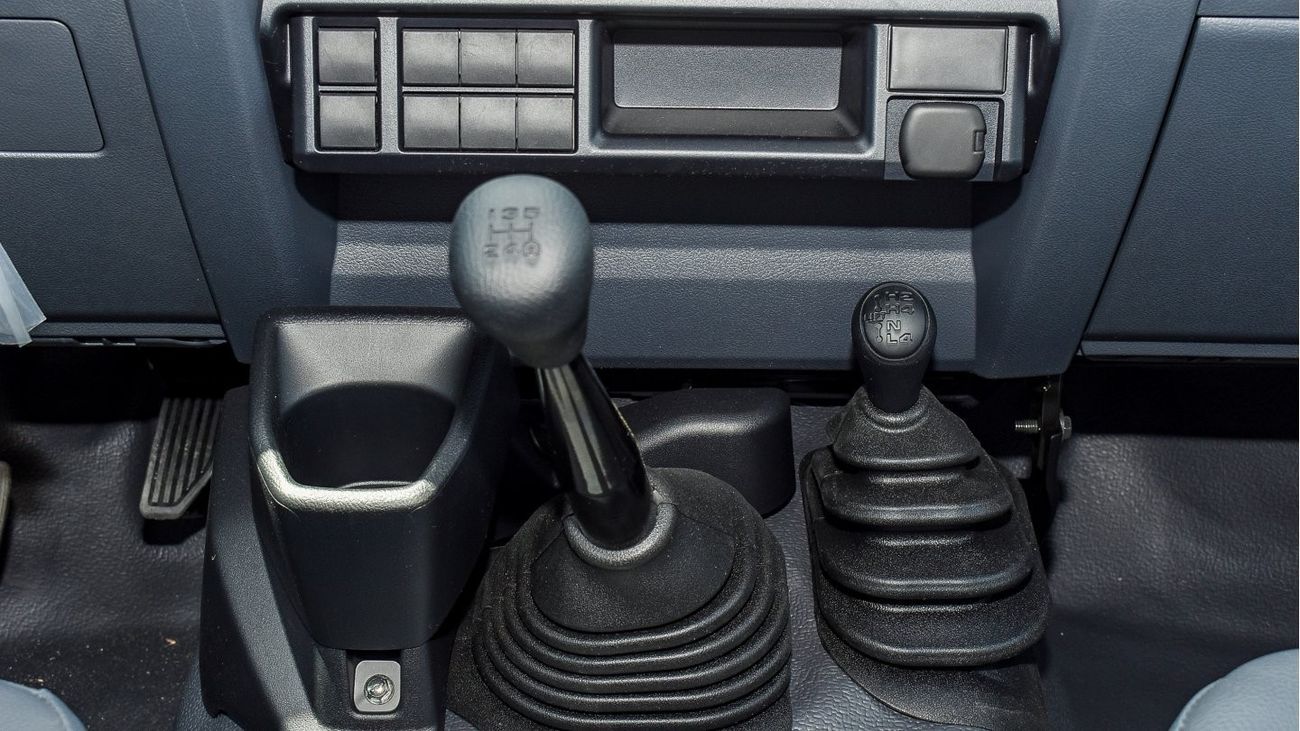 Toyota Land Cruiser Pick Up 4.0L V6 Double Cabin M/T