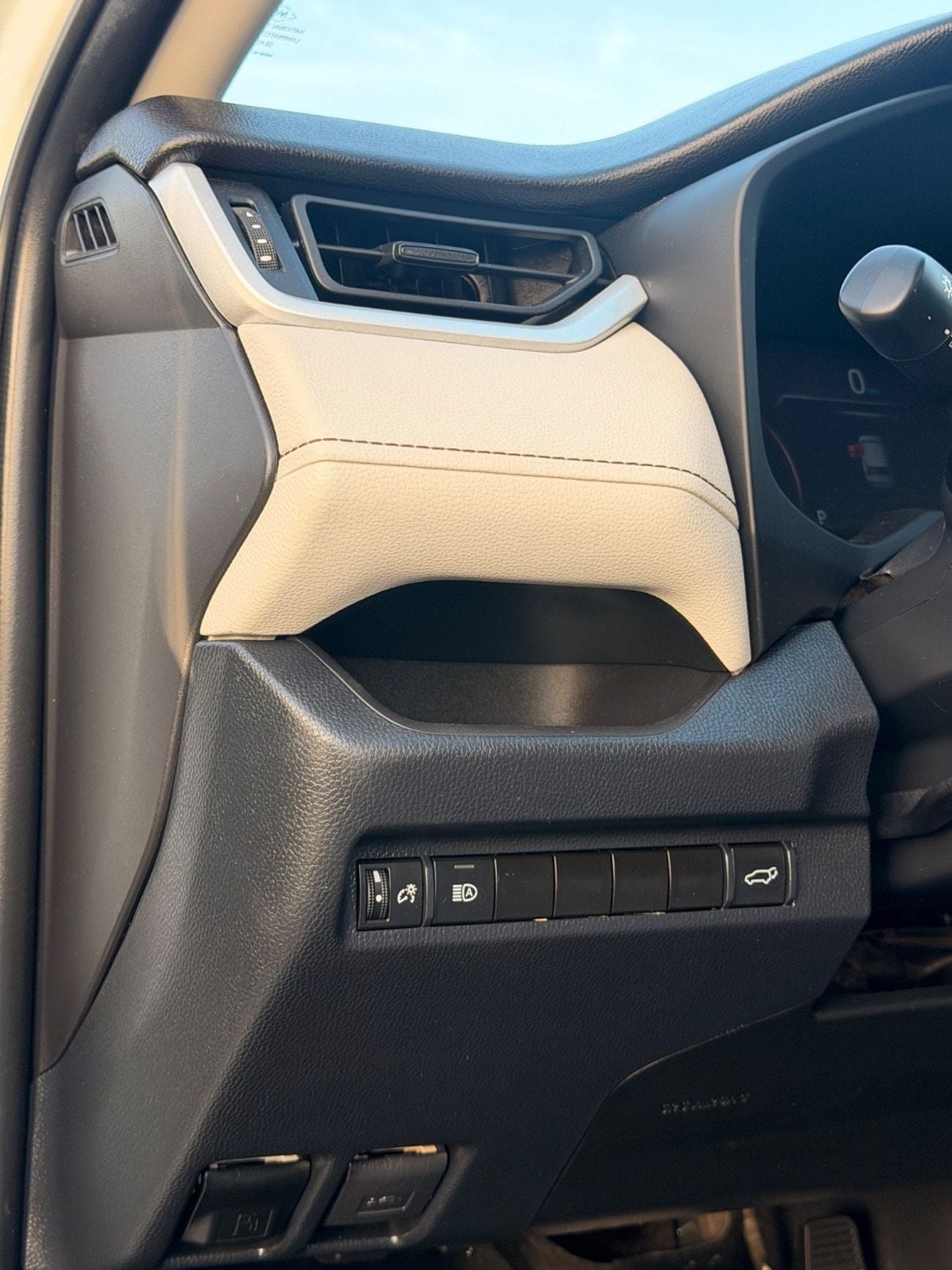 تويوتا راف ٤ XLE 2.5L / sunroof, leather seats/ full option 2023