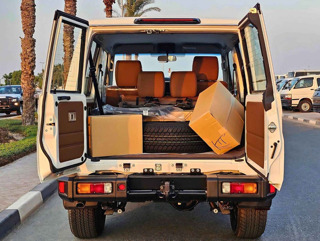 تويوتا لاند كروزر 70 LC71 LX / 4.0L PETROL A/T /LEATHER SEATS / WINCH / DIFF LOCK / 4WD (CODE # LC71LX)