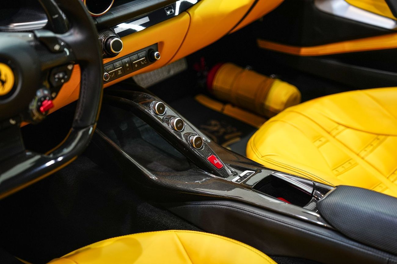 فيراري 812  سوبرفاست Carbon Package, JBL Audio, Passenger Display, Daytona Seats, GCC Specs!!