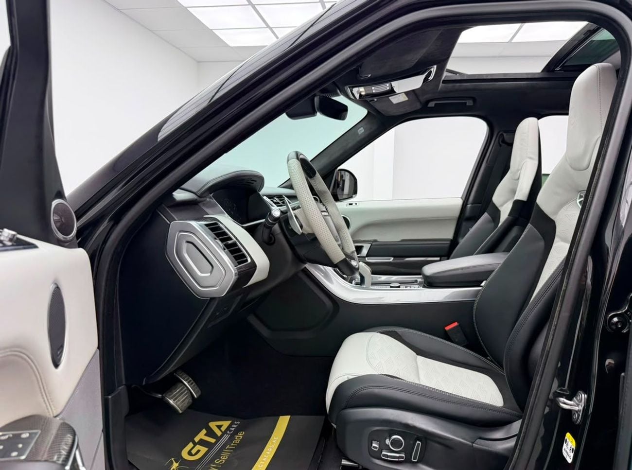 Land Rover Range Rover Sport SVR 2018 Range Rover Sport , Carbon Fiber Package, Fully Loaded, Excellent Condition, GCC