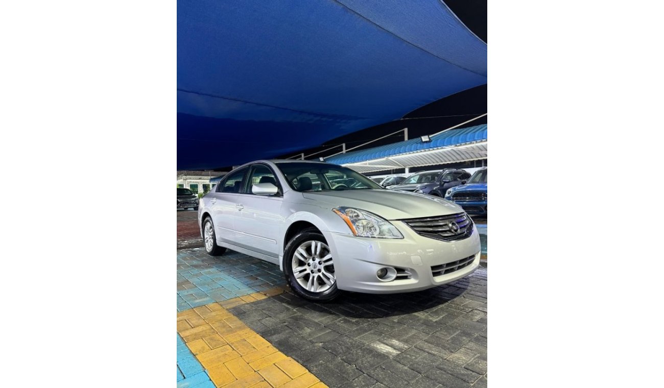 Nissan Altima car in perfect condition, 2012 with engine capacity 2.5