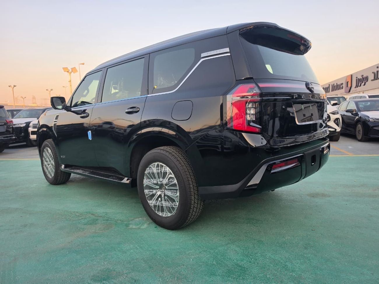 نيسان باترول Nissan Patrol Platinum 2026 – فل أوبشن | أسود خارجي | داخلية حمراء