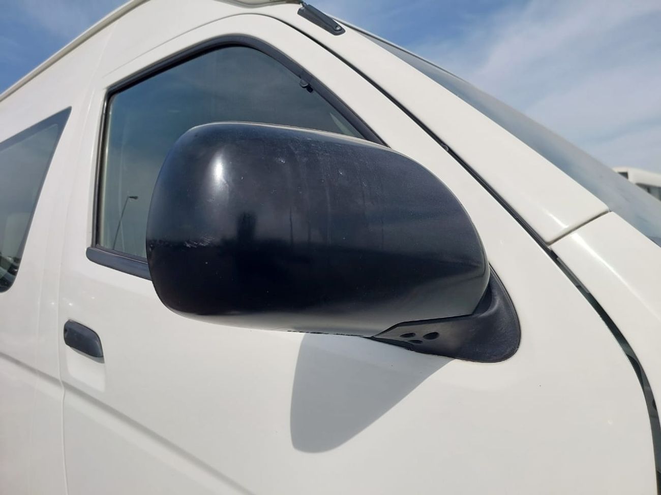 تويوتا هاياس TOYOTA HIACE COMMUTER VAN RHD 2015 MODEL 3.0 L DIESEL AUTOMATIC(PM23061)