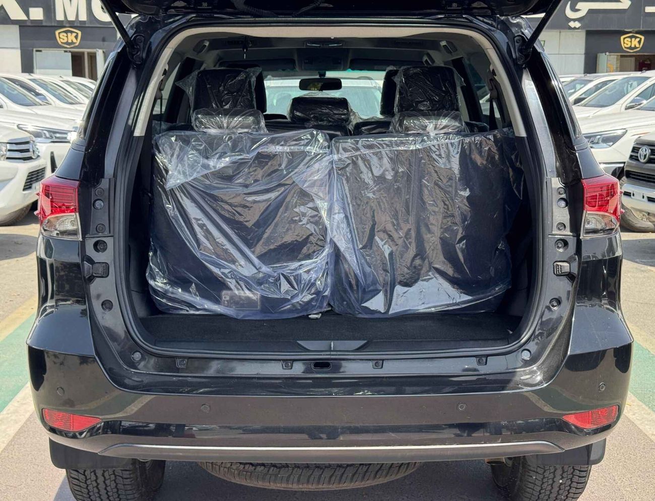 تويوتا فورتونر EXR/ V4 4WD/ LOW MILEAGE/  LEATHER / GCC / EXPORT ONLY / LOT#28398