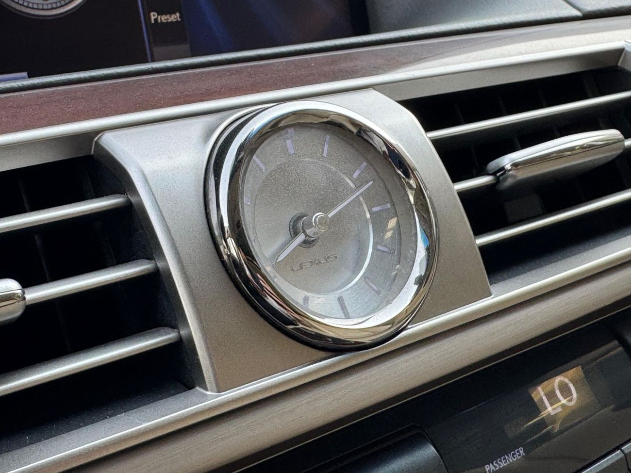 لكزس LS 460 كبيرة / محرك V8 سعة 4.6 لتر / مصابيح زينون ثلاثية / مقاعد تبريد وتدفئة / أبواب ناعمة الإغلاق / بحالة