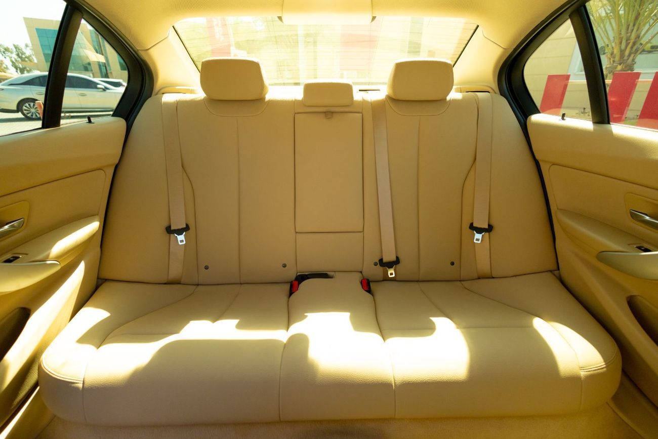 BMW 318i BMW 318i Executive 2018 GCC under Warranty with Flexible Down-Payment.