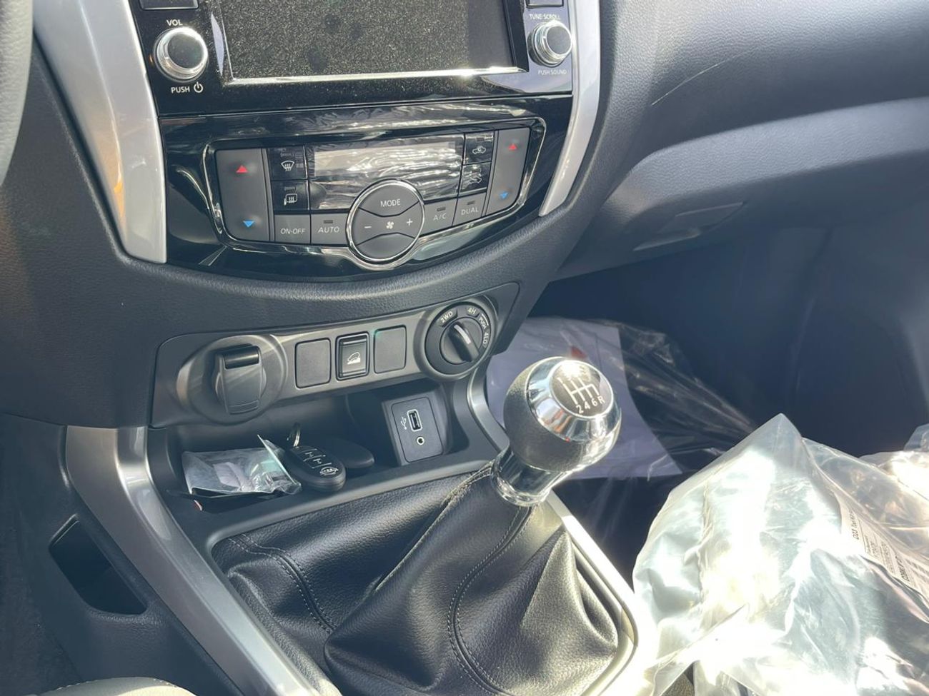 Nissan Navara Std 2.5L 4WD M/T Nissan Navara Double Cab  2.5L Petrol 4WD 5 Seater MT White