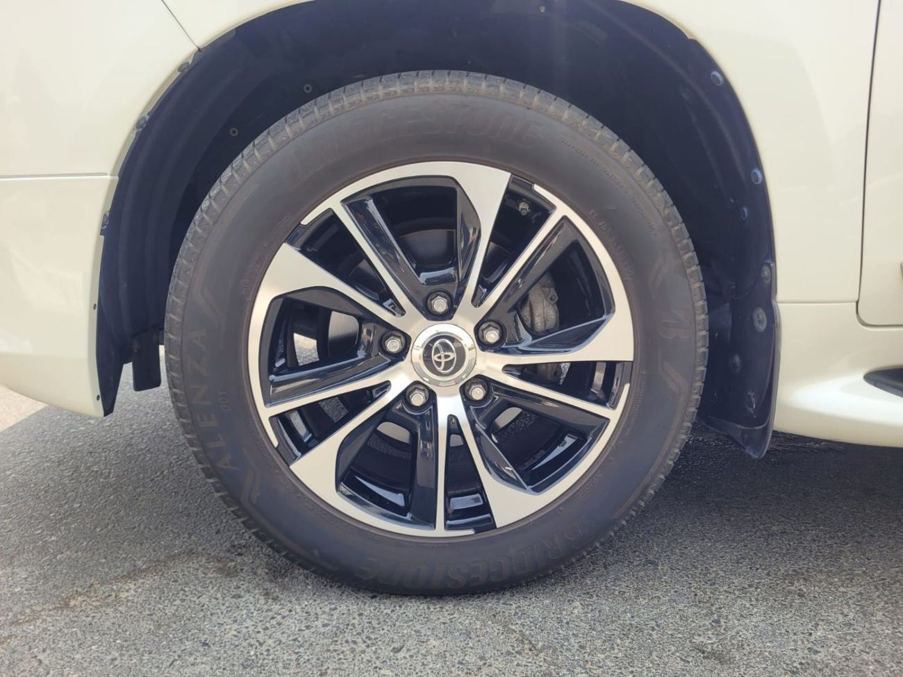 Toyota Land Cruiser VXR 5.7L 4WD