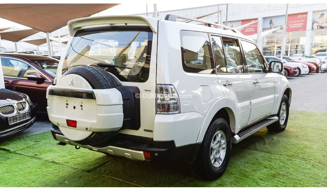 ميتسوبيشي باجيرو خليجى موديل 2007 صبغ وكاله لون ابيض داخل بيج رقم واحد فتحه مثبت تحكم خشب رنجات حساسات بحاله ممتا زه