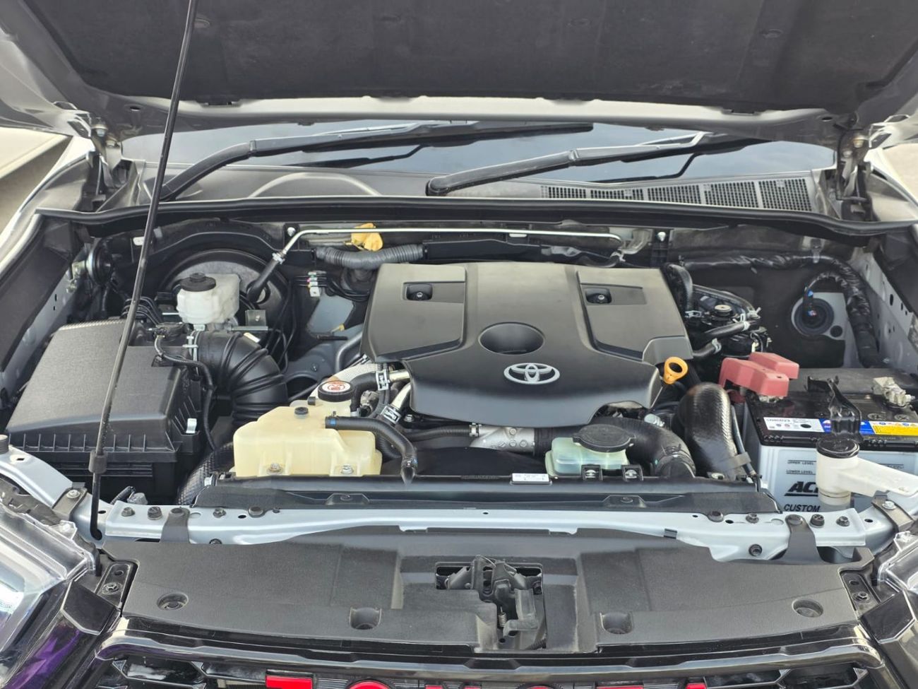 Toyota Hilux DIESEL 2.8 LITER ,AUTOMATIC ,RIGHT HAND DRIVE ONLY FOR EXPORT