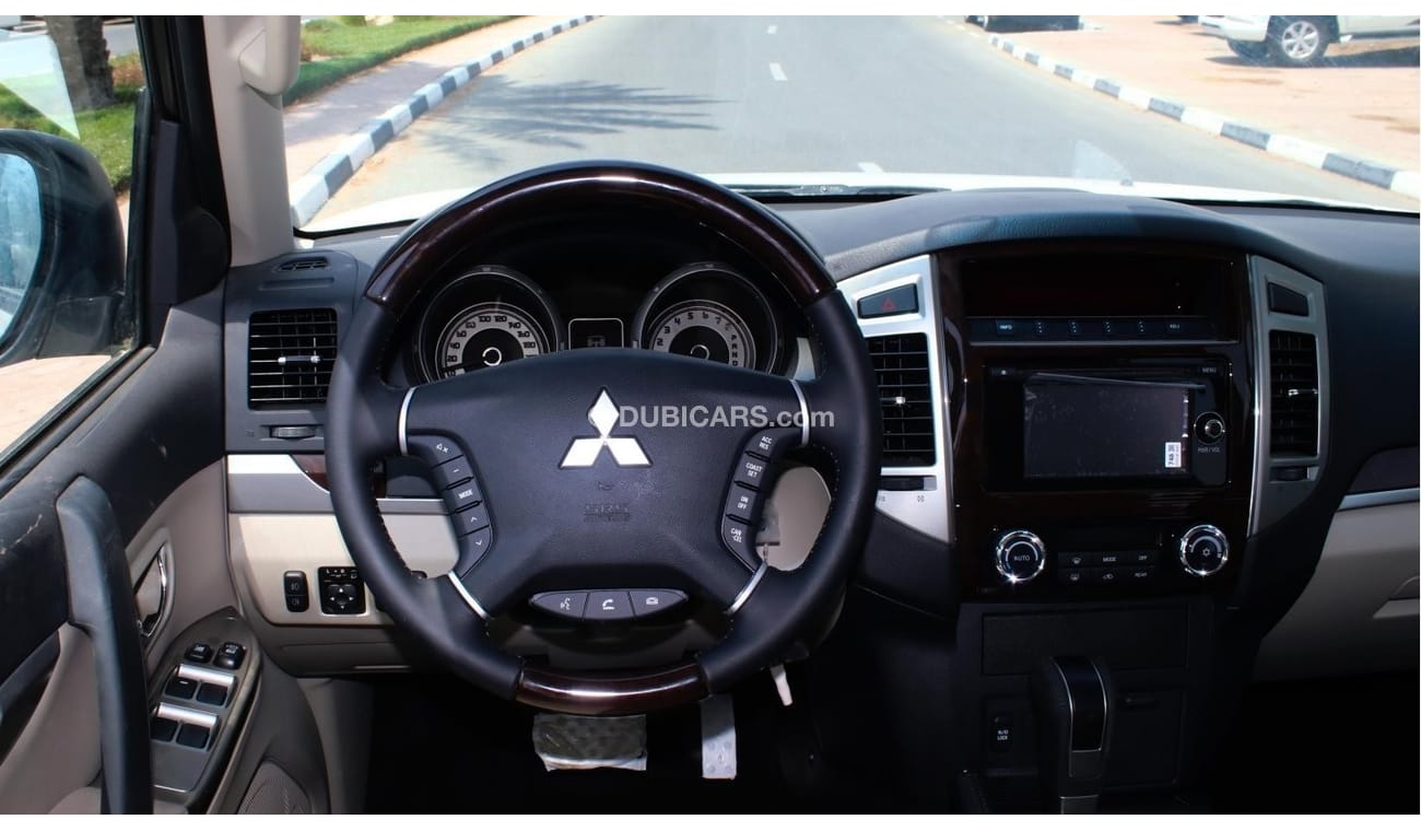 ميتسوبيشي باجيرو ميتسوبيشي باجيرو GLS 2022 موديل SUV. 4WD أبيض / بيج ، كاميرا خلفية ، 3.8 لتر بنزين ، 5 أبواب ..... ح