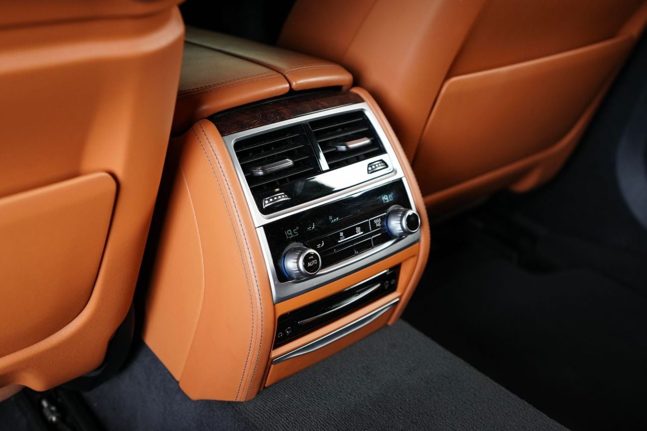 BMW 730Li M SPORT Rear Seat Entertainment-INDIVIDUAL Premium Leather Interior-High Specification