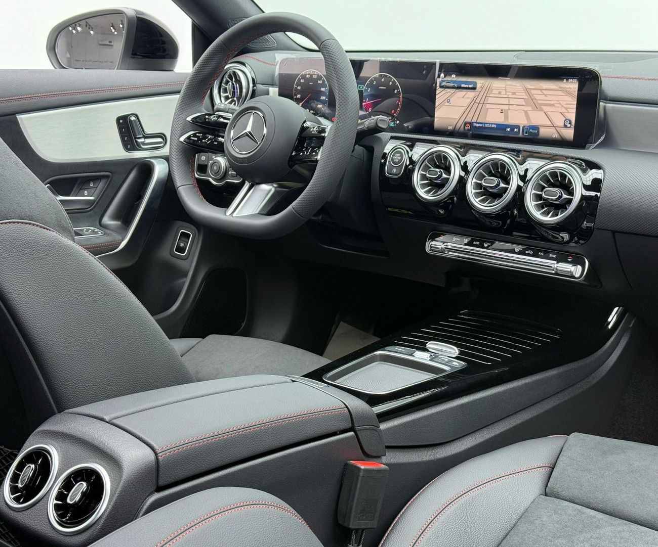 Mercedes-Benz CLA 200 Premium *Brand New* 2025 Mercedes Benz CLA 200 AMG Premium, Mercedes Warranty, Delivery Km, GCC