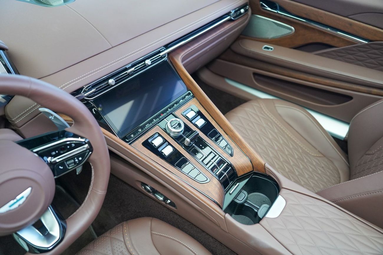 أستون مارتن DB12 VOLANTE