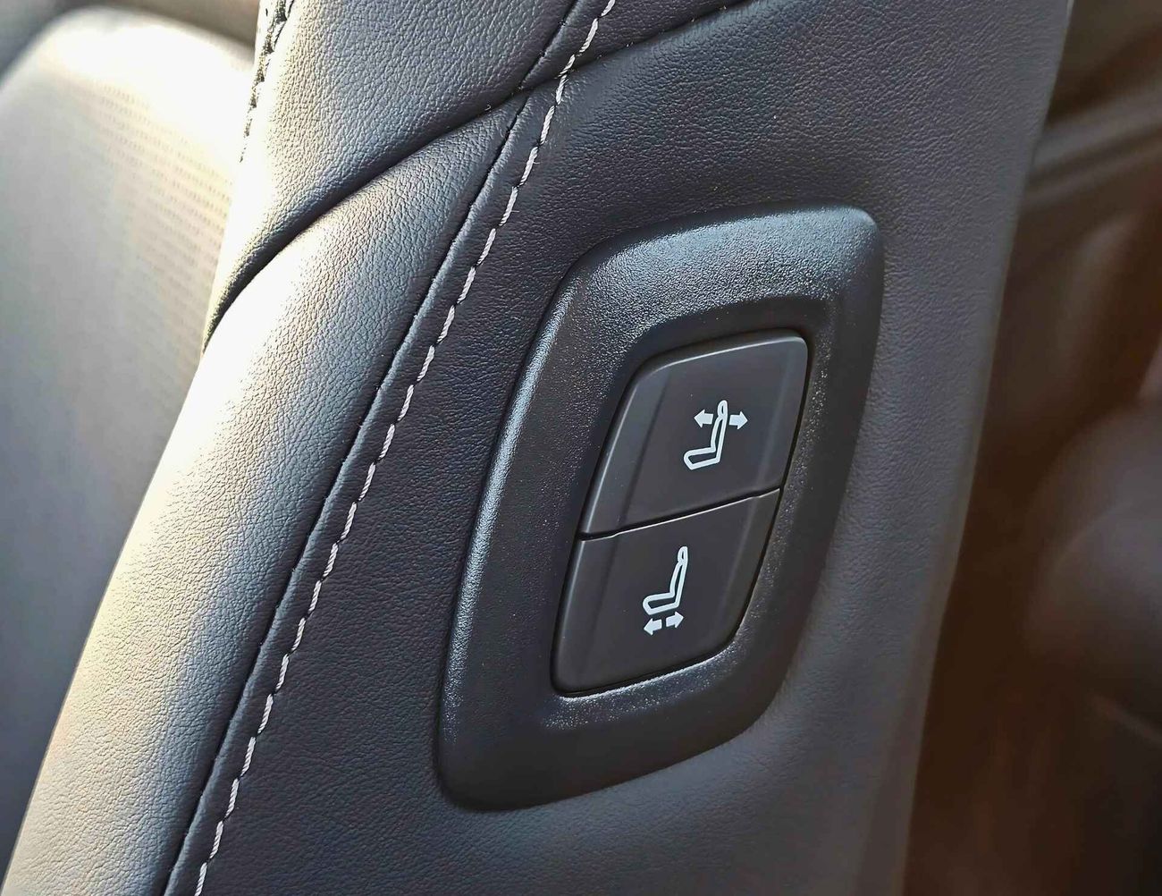 Toyota Camry G PREMIUM / 2.5L HYBRID / HEADUP DISPLAY / PANORAMAIC ROOF / CHINESS SPECS (CODE # HYBRID)