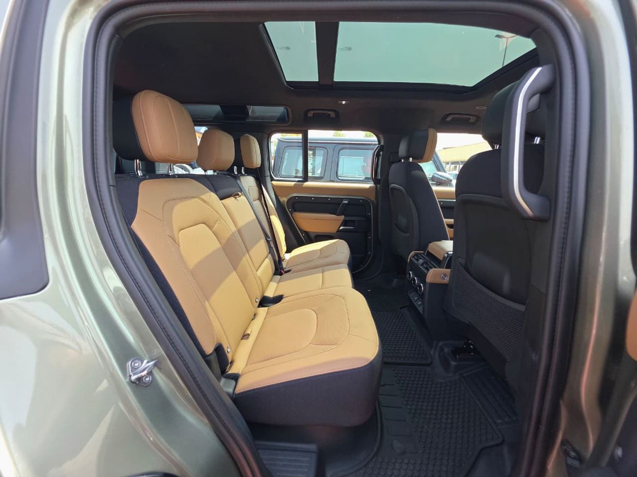 Land Rover Defender P400 90 X-Dynamic HSE 3.0L (5 Seater) X Dynamic HSE Under Warranty 2025 5 Seater