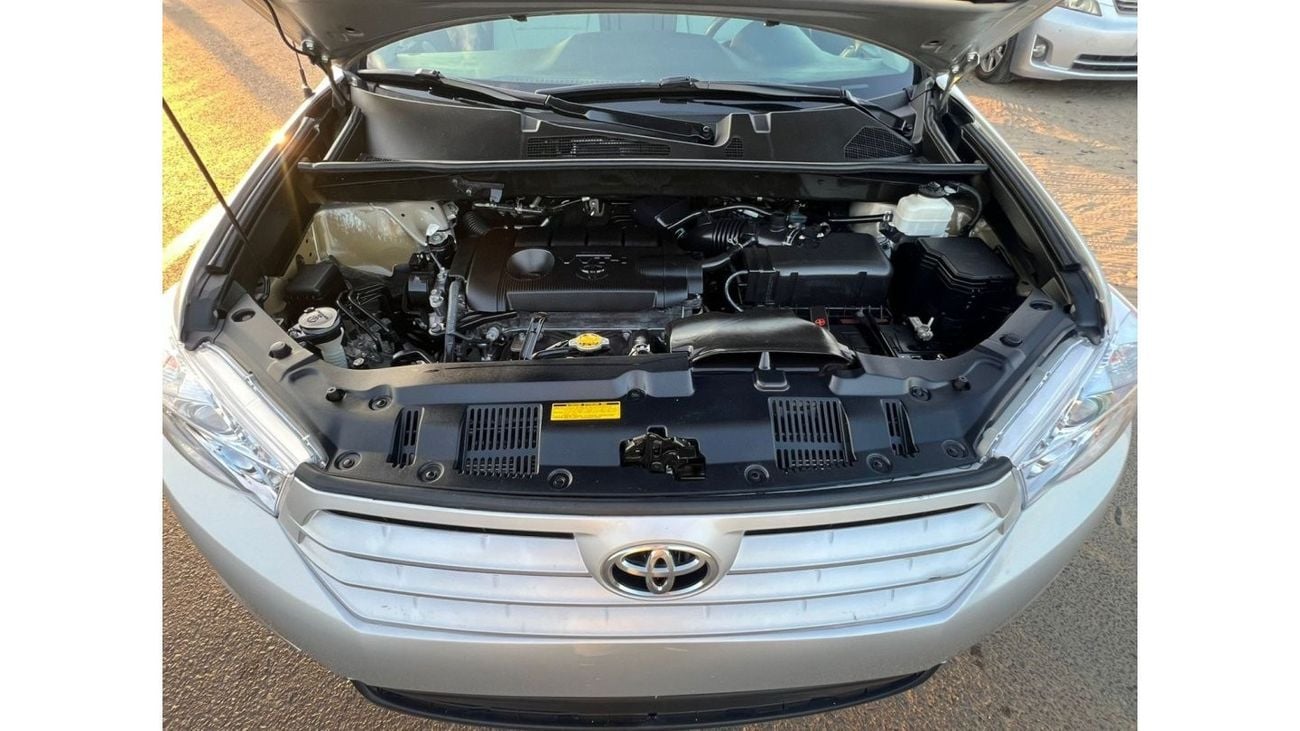 Toyota Highlander 2012 TOYOTA HIGHLANDER 4 CYLINDER - 2.7L I-4 DOHC, VVT, 187HP  7 SEATER LEATHER SEATS
