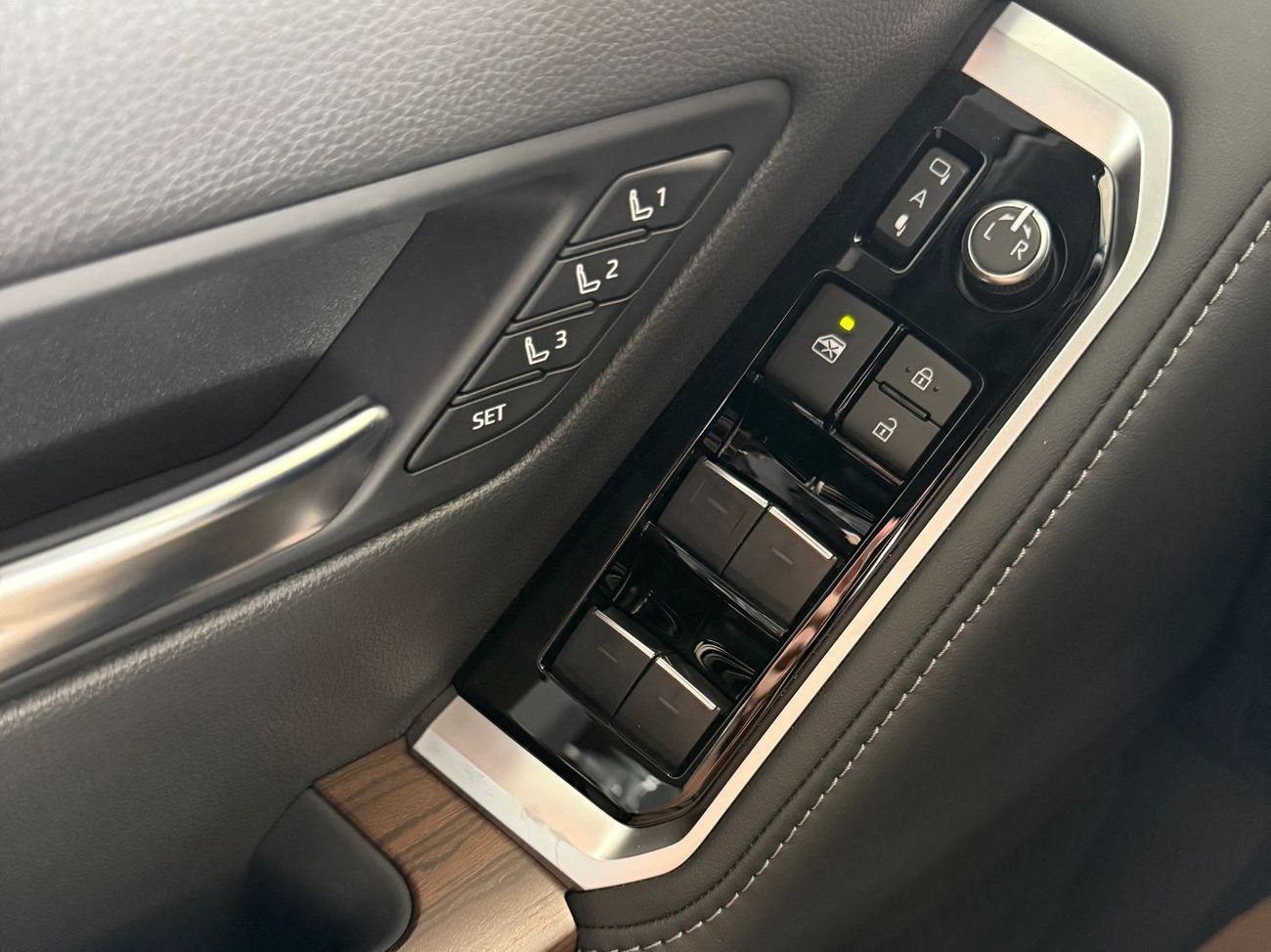 Toyota Land Cruiser HYBRID VX 3.5 TWINTURBO RADAR **EXPORT ONLY**التصدير فقط خارج الخليج***