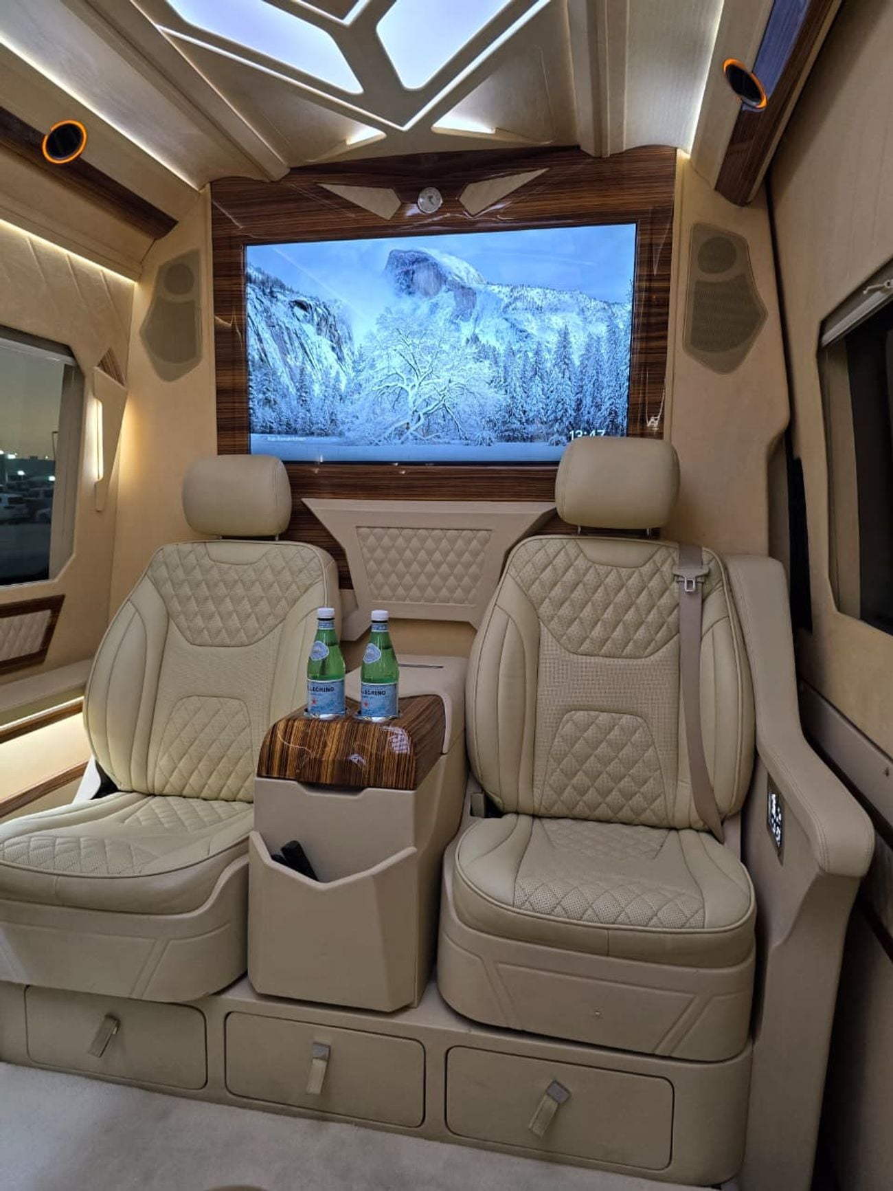 مرسيدس بنز سبرينتر MERCEDES SPRINTER 2018 DIESEL // VIP ROOM // TV // BATHROOM IN SIDE // PERFECT CONDITION //9 SEATS