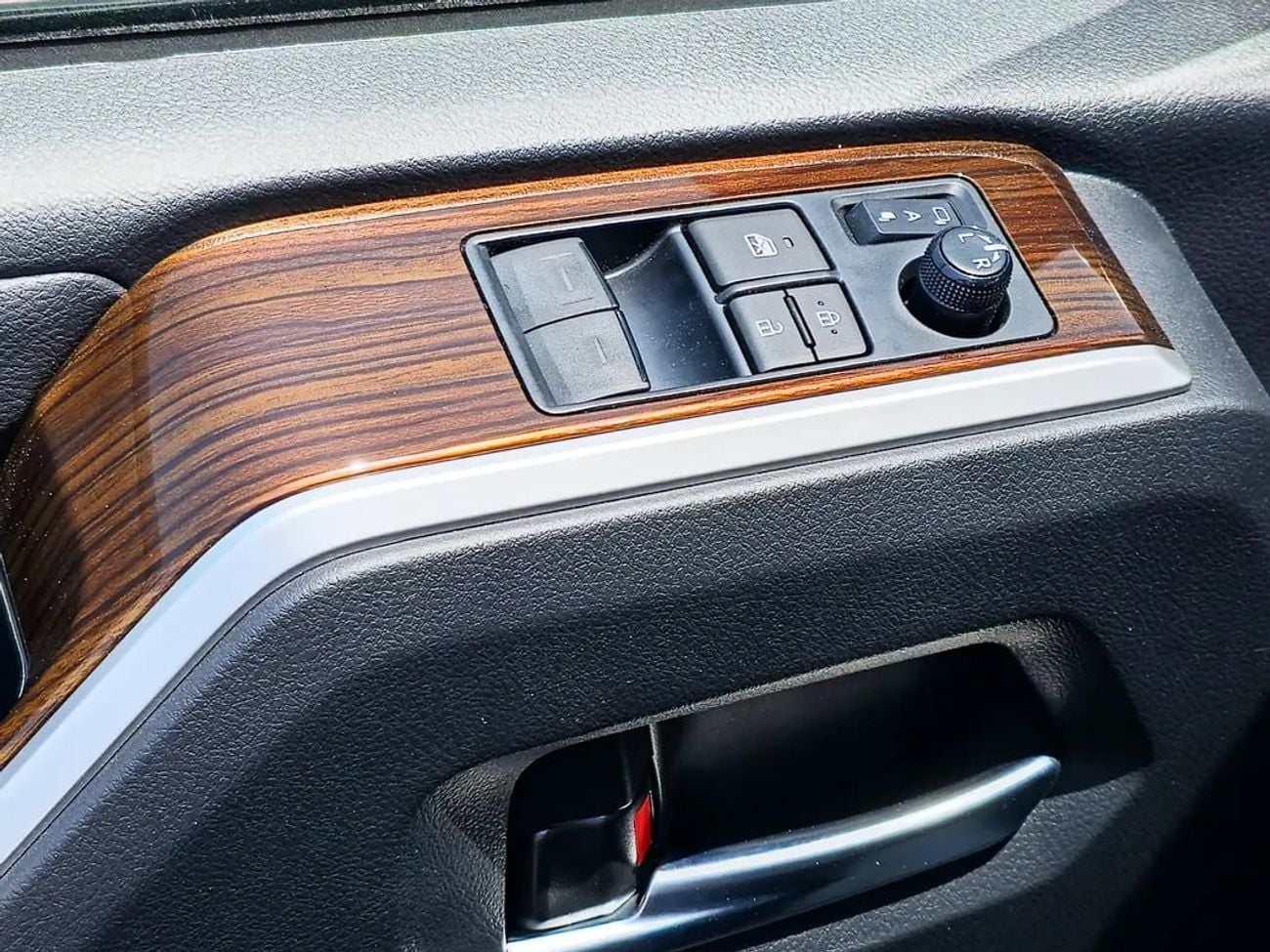 تويوتا جرافينا Premium GCC Specs | Brand Luxury 6-Seater