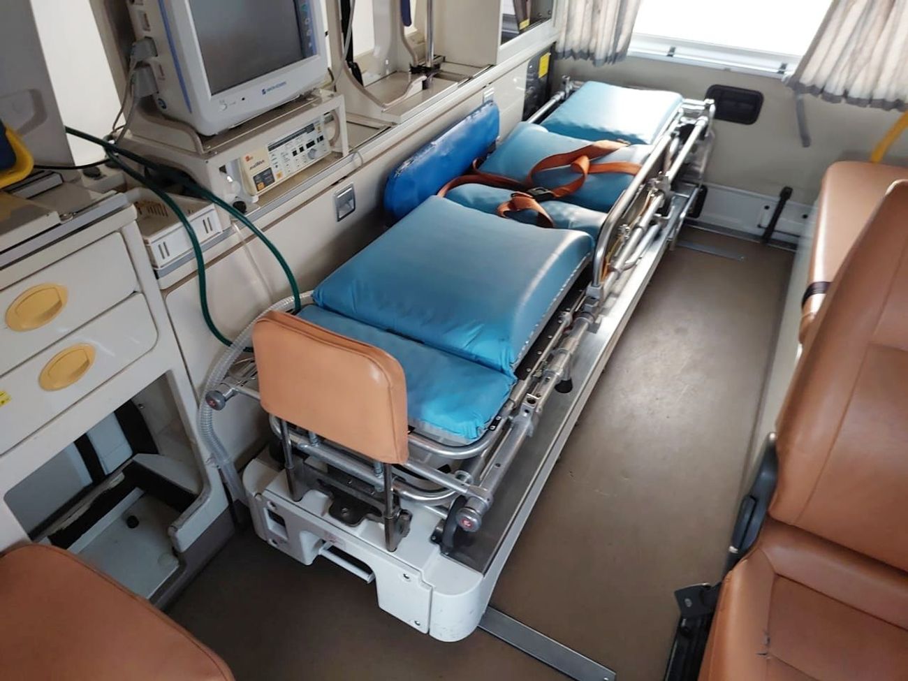 Toyota Hiace TOYOTA HIACE VAN AMBULANCE RHD 2015 MODEL 2.7 L PETROL AUTOMATIC(PM15128)