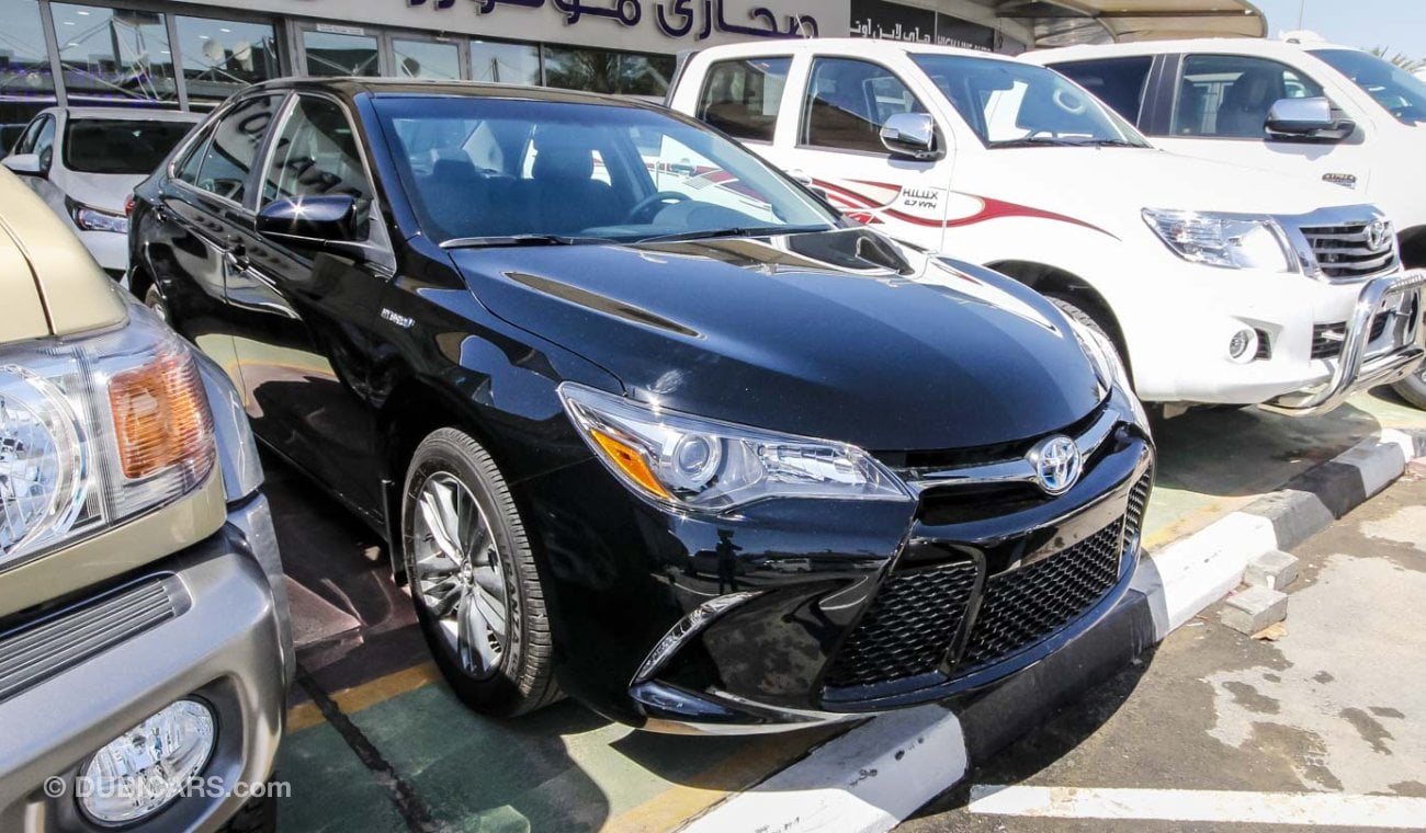 Toyota Camry SE Hybrid