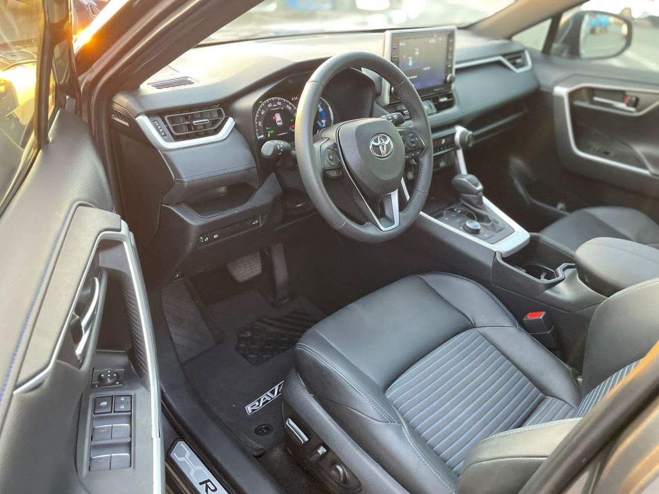 Toyota RAV4 XLE HYBRID  4X4