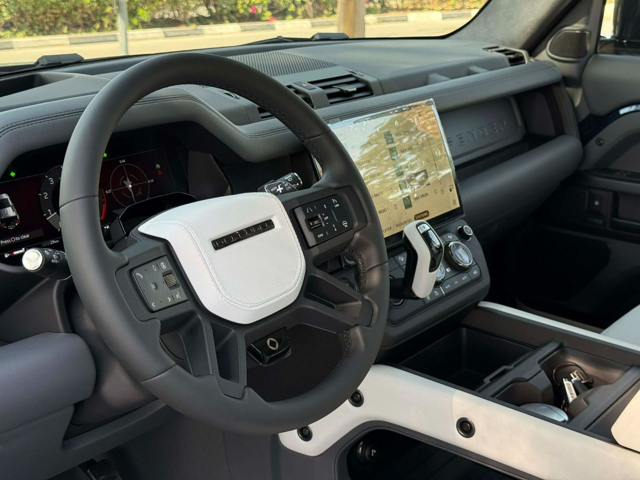 Land Rover Defender GCC SPEC BRAND NEW UNDER WARRANTY AND SERVICE