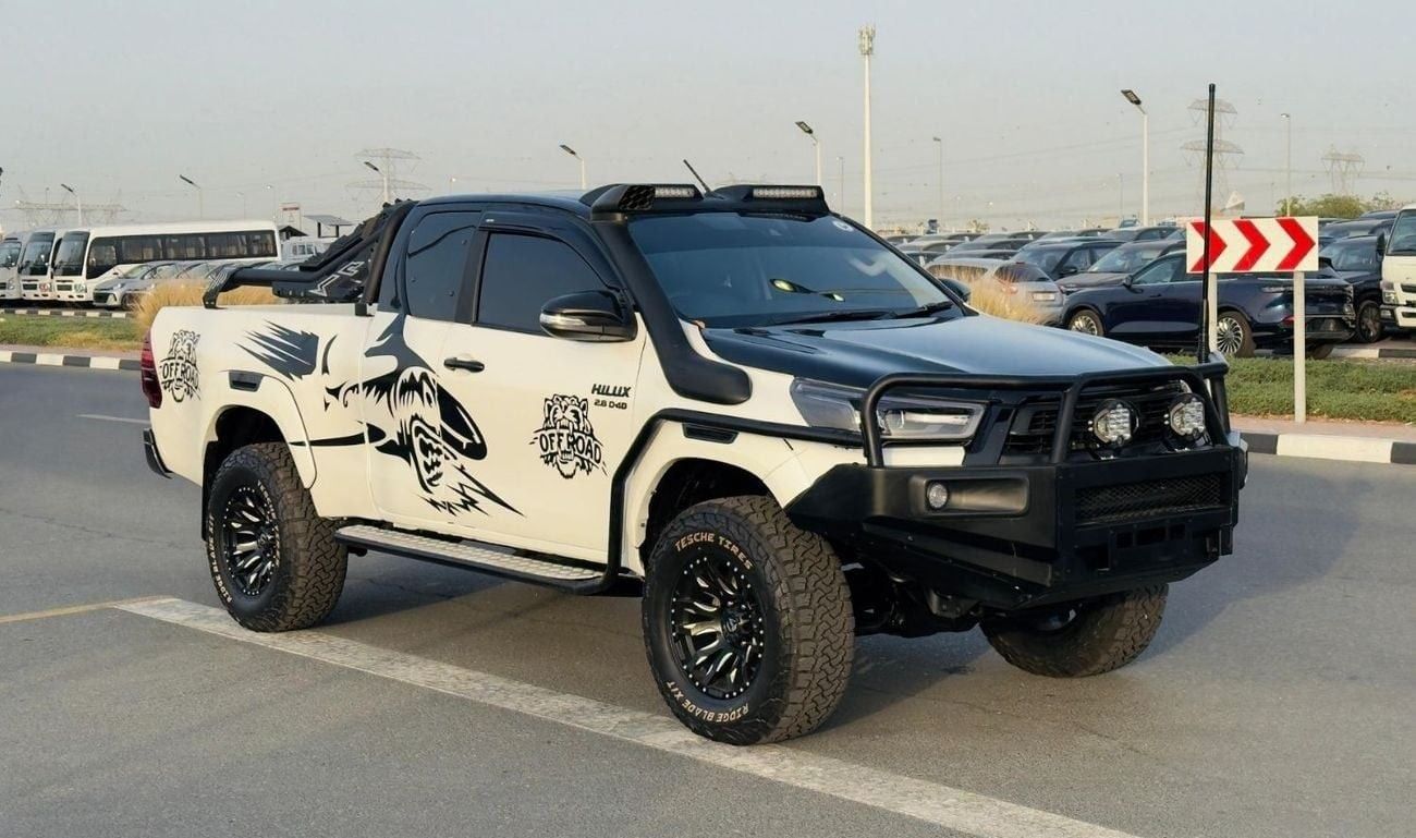 Toyota Hilux SMART CAB | PREMIUM BULL BAR WITH LED FOCUSED LIGHTS | 2.8L DIESEL ENGINE | 2023