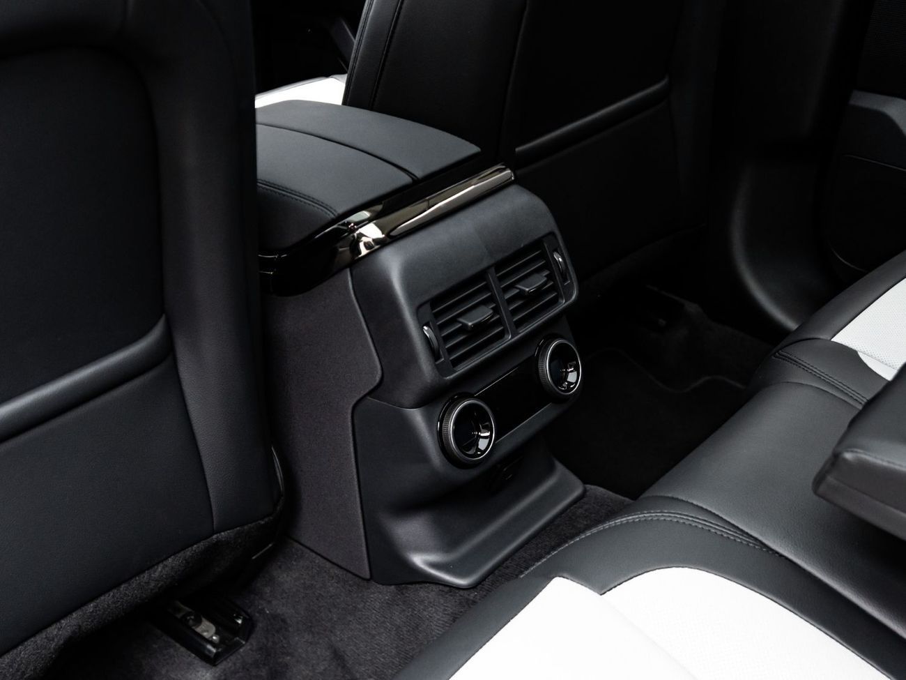 Land Rover Range Rover Velar P250 2.0L (246 HP) 2025 Range Rover Velar Dynamic SE P250, November 2029 Al Tayer Warranty + Service