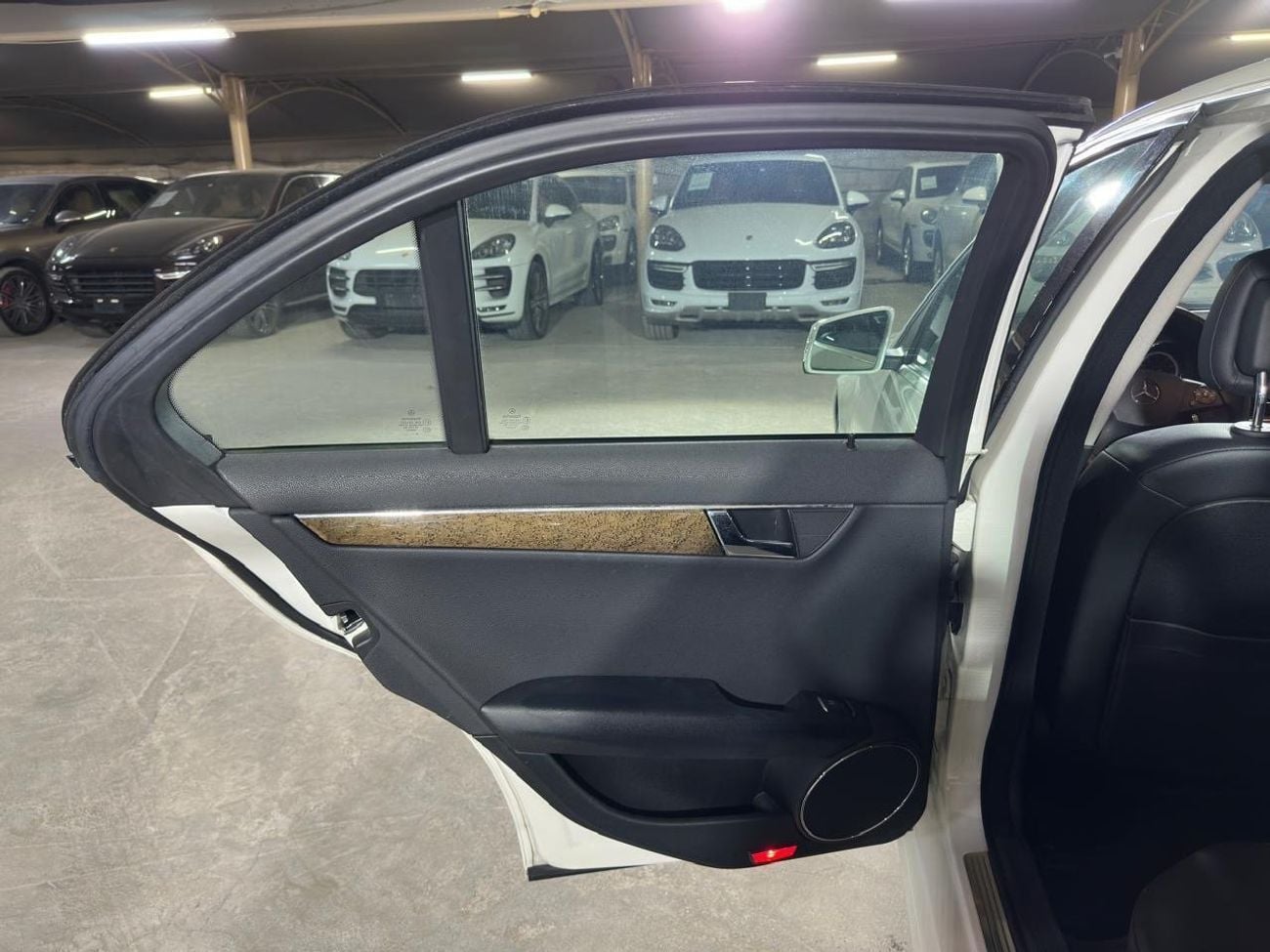 مرسيدس بنز C 300 MERCEDES C-CLASS C300 2010 3.0L | FULL SERVICE HISTORY | TWO KEYS | BLACK LEATHER INTERIOR