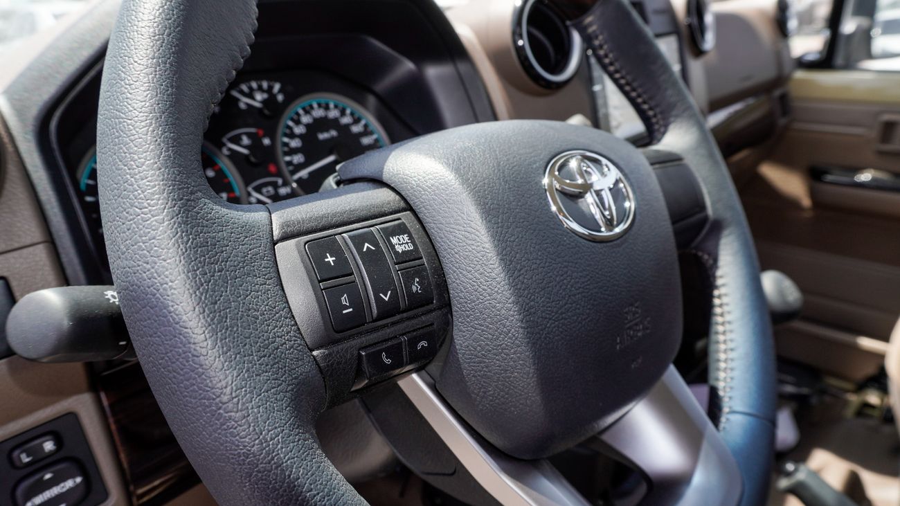 تويوتا لاند كروزر بيك آب LX 4.0 L V6