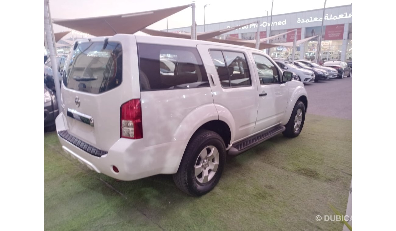 Nissan Pathfinder Gulf model 2014, white color, without accidents, you do not need any expenses, in very excellent con