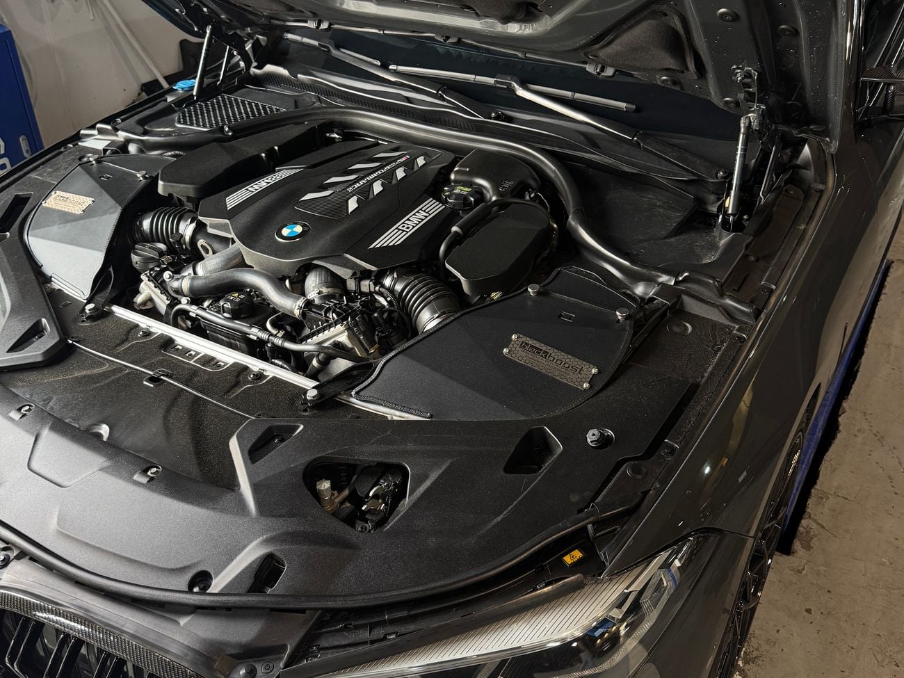 بي أم دبليو M850i xDRIVE CARBON EDITION