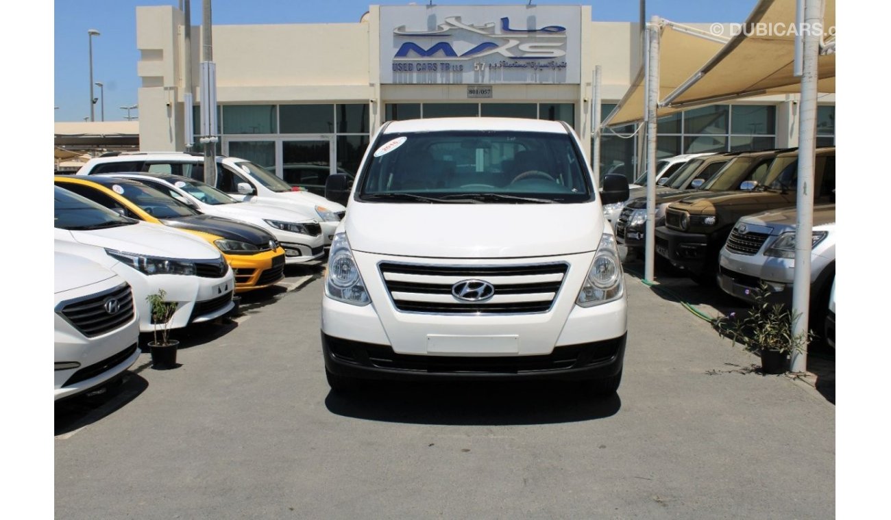 Hyundai H-1 ACCIDENTS FREE - ORIGINAL PAINT - GCC - CAR IS IN PERFECT CONDITION INSIDE OUT