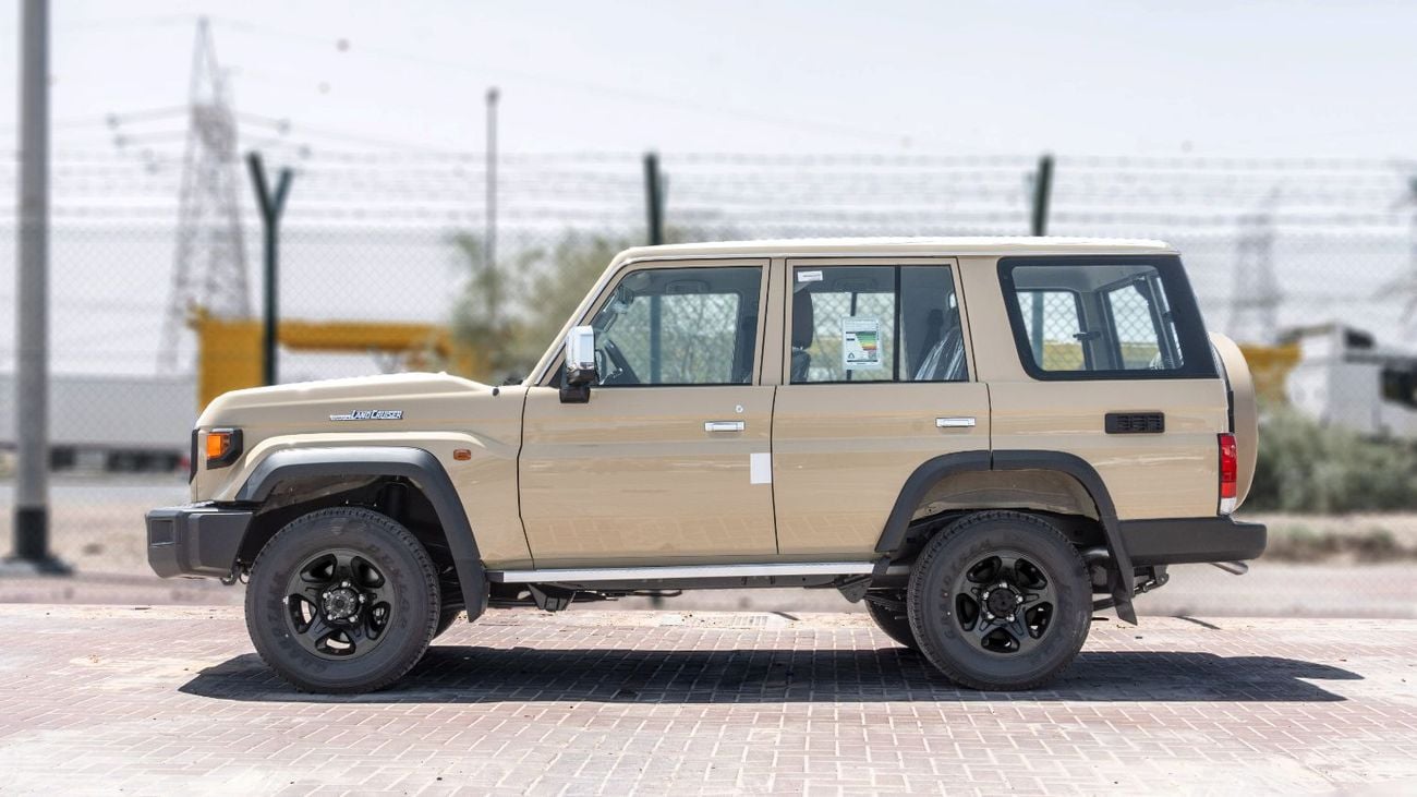 تويوتا لاند كروزر 70 HT VXR 2026 Toyota Land Cruiser LC76 4.0L AT Petrol (Mid Option) Beige