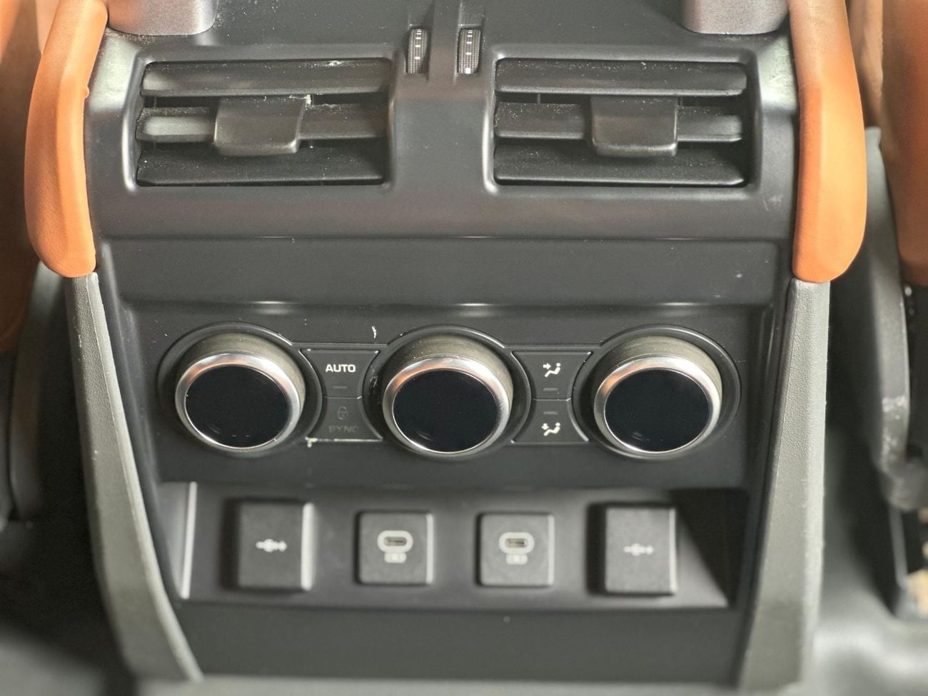 Land Rover Defender P400 110 HSE 3.0L (5 Seater)