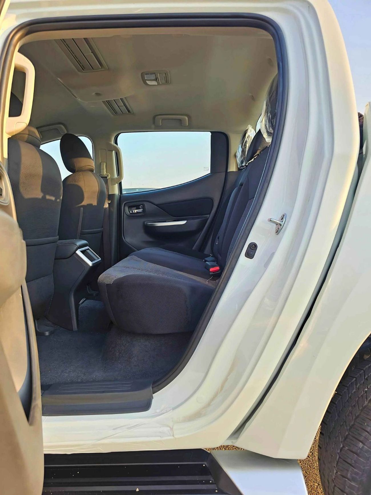 Mitsubishi L200 SPORTERO / 2.4L DIESEL / M/T / 4WD / SPECIAL OFFER / (CODE#68092)